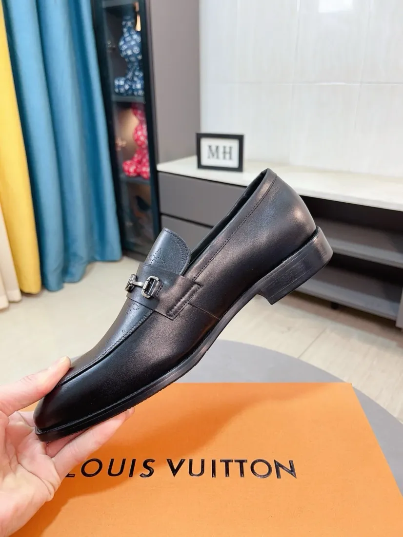 Men's men's shoes 💰500🌸🌸 [Louis Vuitton (LV)] High-end business formal leather shoes 🍀 luxurious and elegant style, both practicality and style, professional focus on details and quality, counter original 1⃣️: 1⃣️ ultra-accurate reproduction 👍🏻! Material: The upper is made of imported original calfskin➕imported Italian cowhide leather. Original anti-slip and wear-resistant outsole! Code number: 38--44 (45 customized)